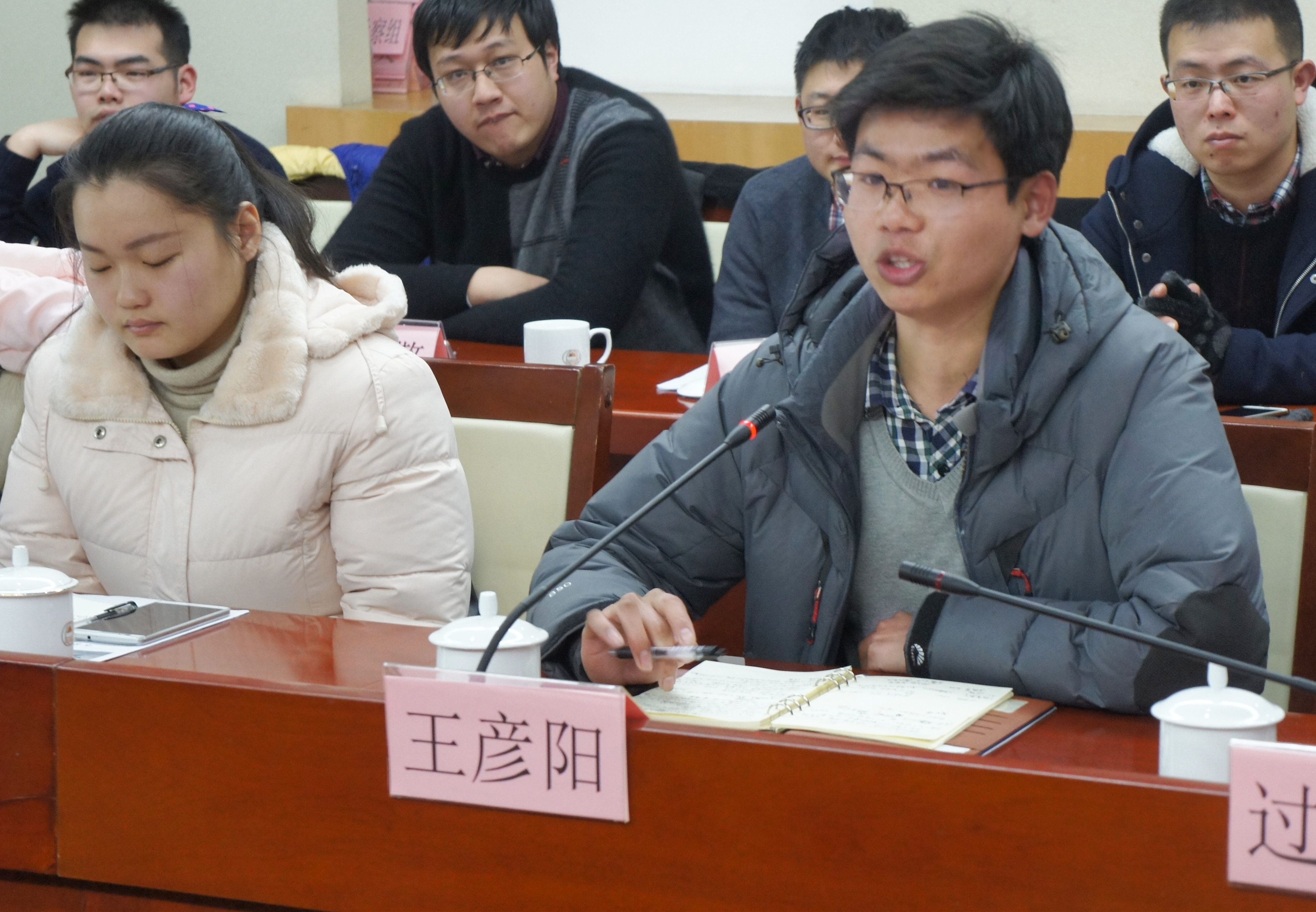工作照 区大学生村官座谈会.jpg